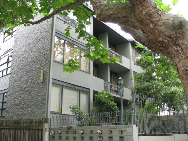 AN IDEAL, SOUGHT- AFTER POSITION! ONLY A 2 MINUTE WALK TO TRENDY SOUTH YARRA SHOPS Location Photo