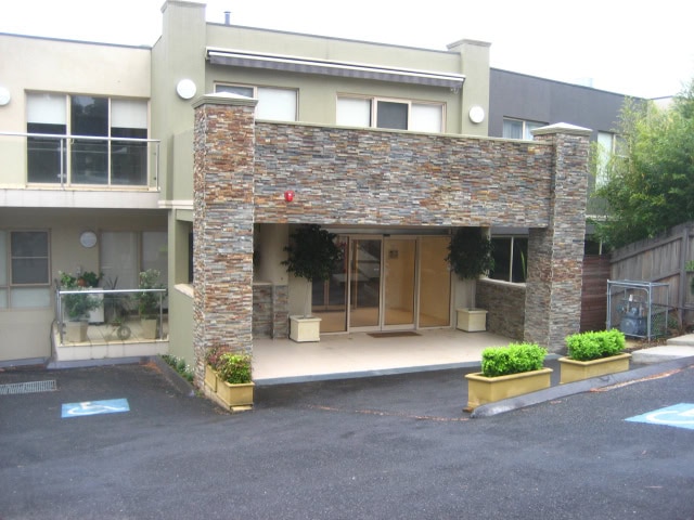 Close to everything Lower Plenty has to offer! Newly renovated 2brm apartment top level Location Photo