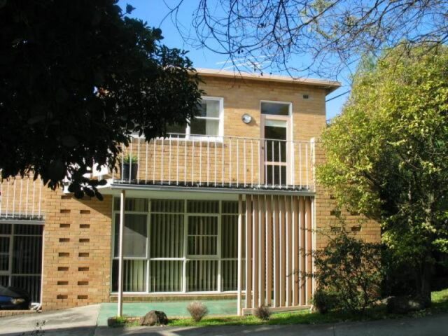 WALK TO SHOPS, STATION AND AUSTIN/MERCY HOSPITALS. Location Photo