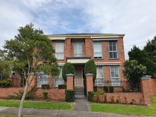 UNDER APPLICATION – 3 Bedroom Townhouse plus study with Quality and Convenience Location Photo