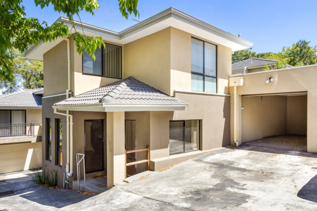 UNDER APPLICATION -BEAUTIFUL 3 BEDROOM TOWNHOUSE IDEAL LOCATION Location Photo