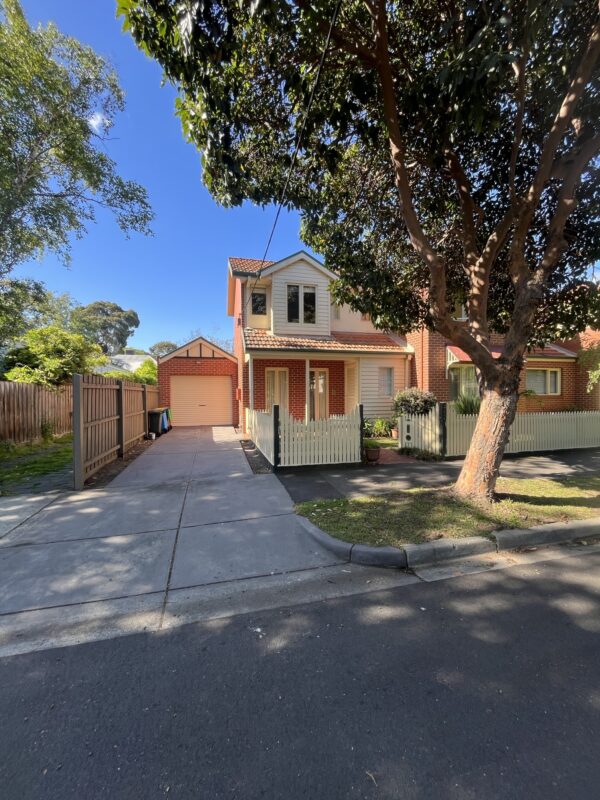 Charming 3 Bedroom Townhouse in Hawthorn Location Photo