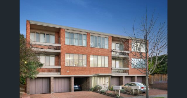 Stylish 2-Bedroom Apartment with Balcony in Toorak Location Photo